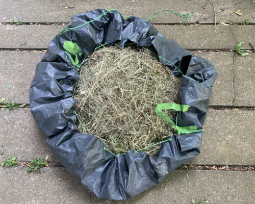 Balluchon de tonte et foin de jardin